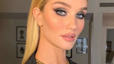 Уроки стиля: Роузи Хантингтон-Уайтли показала идеальную фигуру и самые модные брюки сезона