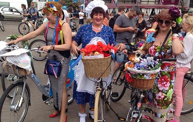 Леді на велосипеді: киянки влаштували жіночий велопарад у центрі столиці