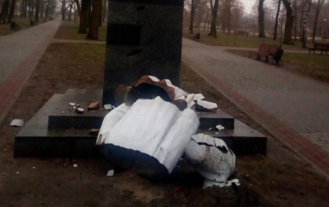В Харькове неизвестные повалили памятник советскому писателю Горькому