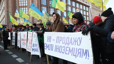 Демонстранты в Киеве перекрыли Крещатик