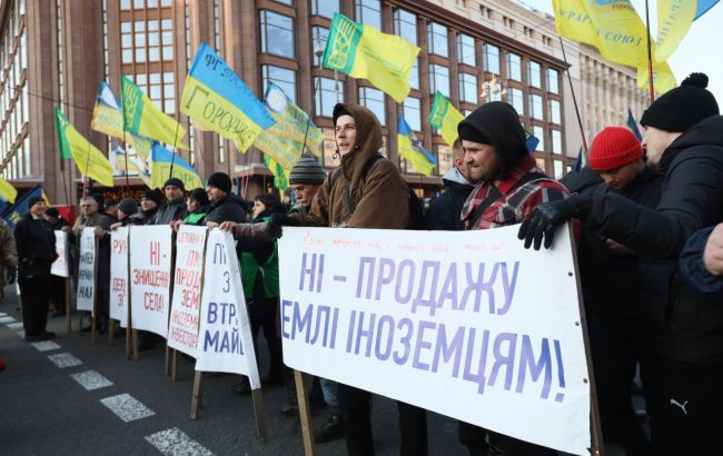 Демонстранты в Киеве перекрыли Крещатик