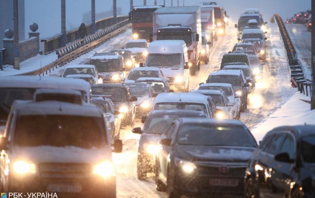 Туман і мокрий сніг: водіїв попереджають про негоду