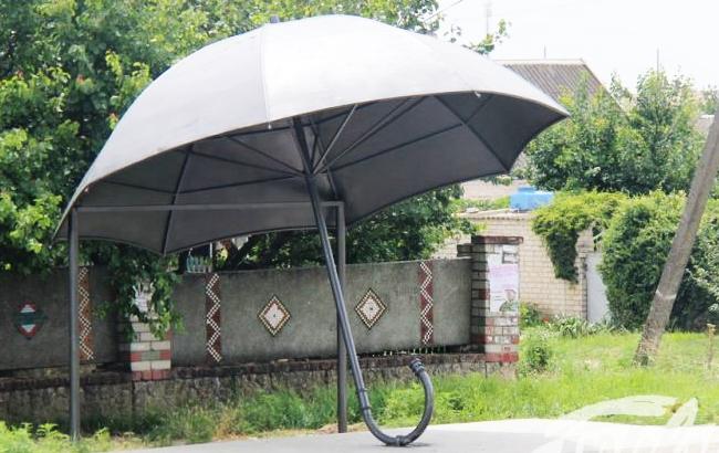 Укрыли зонтом: на Херсонщине появилась креативная остановка