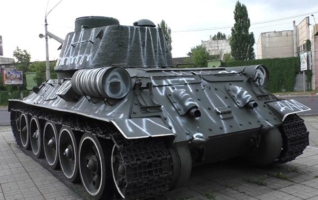 В Киеве пьяные вандалы разрисовали танк белой краской