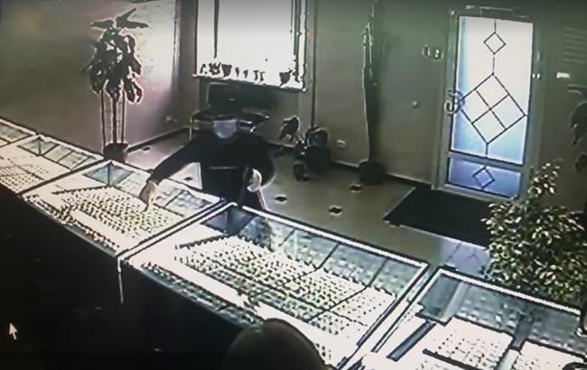 "Дайте мне вон то колечко": в сети появилось видео дерзкого ограбления "ювелирки" на Луганщине