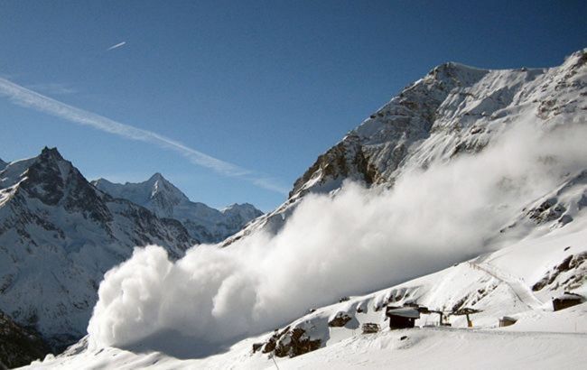 Число жертв схождения лавин в Альпах возросло