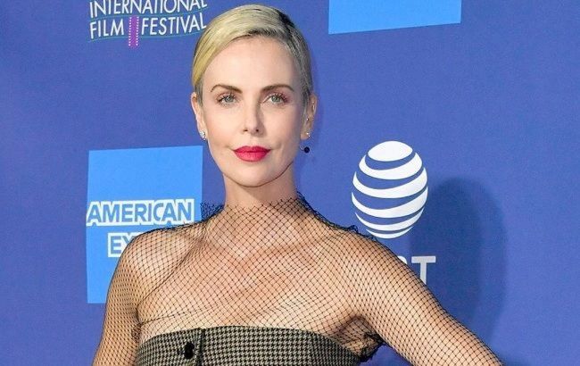 Красивая даже в защитной маске: Шарлиз Терон показала, как выглядит в обычной жизни