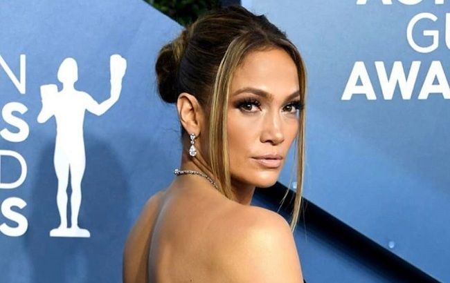 Безупречна: Дженнифер Лопес восхитила стройным телом в роскошном платье на SAG Awards