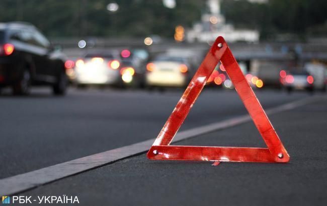 В Киеве на перекрестке столкнулись два автомобиля, есть раненые