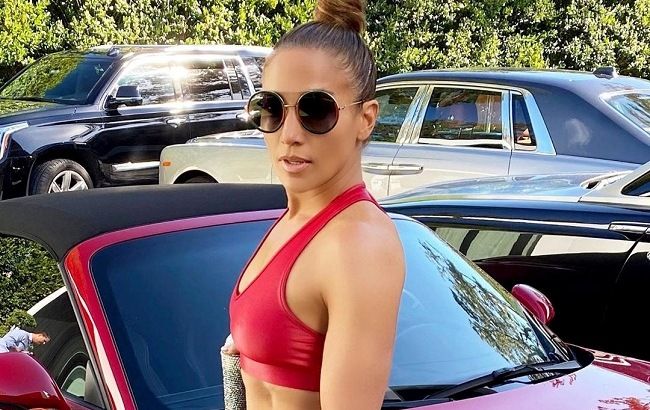 В кроп-топе и легинсах: Дженнифер Лопес блеснула роскошными формами и железным прессом