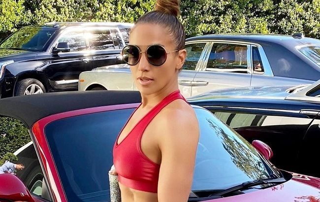 Дженнифер Лопес превратилась в "бодибилдершу" и засветила формы в облегающем костюме