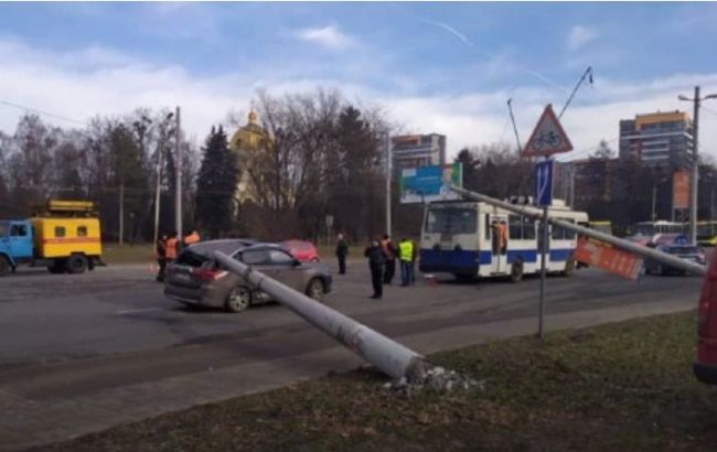 Во Львове железобетонная опора упала на троллейбус с пассажирами