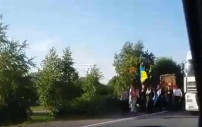 Участники крестного хода поменяли георгиевские ленты на украинский флаг