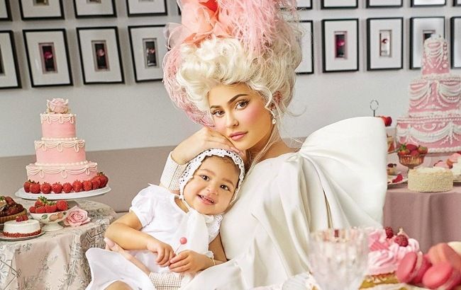 Королева офісу: Кайлі Дженнер підкорила розкішним тілом у незвичайних образах для Harper's BAZAAR