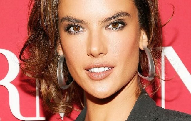 Так ідеальна: Алессандра Амбросіо красується на обкладинці відомого глянцю в крихітному бікіні