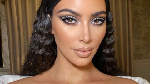 В ажурном мини-платье и с ярким макияжем: Ким Кардашьян в соблазнительном образе блистает в Лондоне