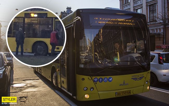 У Києві водій і кондуктор автобуса шокували пасажирів своїм заняттям (фото)