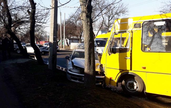В Черкассах маршрутка столкнулась с двумя автомобилями, четверо пострадавших