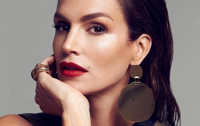 Стильний образ на кожен день: Сінді Кроуфорд показала, з чим носити класичні джинси