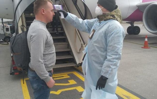 В аэропорту "Киев" пассажиров из Италии проверяет эпидемиолог