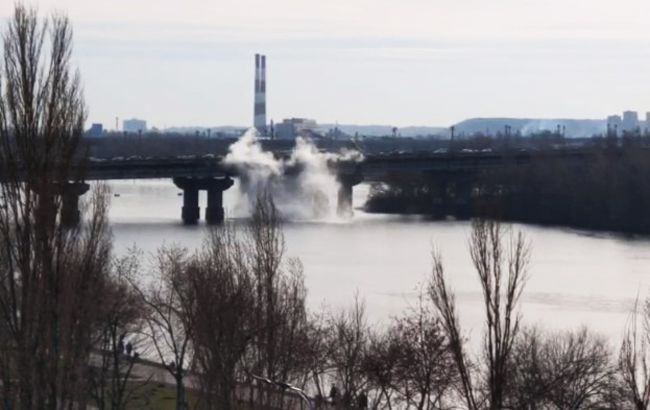 В Киеве из-за прорыва трубопровода на мосту Патона 200 домов остались без воды