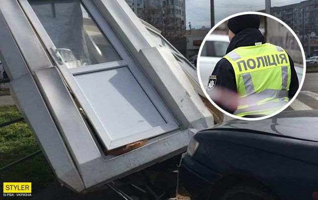 Переплутала педалі: в Одесі дівчина за кермом іномарки збила будку з паркувальником