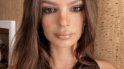 В костюме на голое тело: Эмили Ратаковски блеснула пышной грудью в соблазнительной съемке