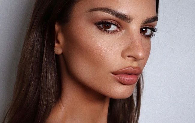 Услада для глаз: Эмили Ратаковски покорила сеть стройной фигурой на горячих фото из своей спальни