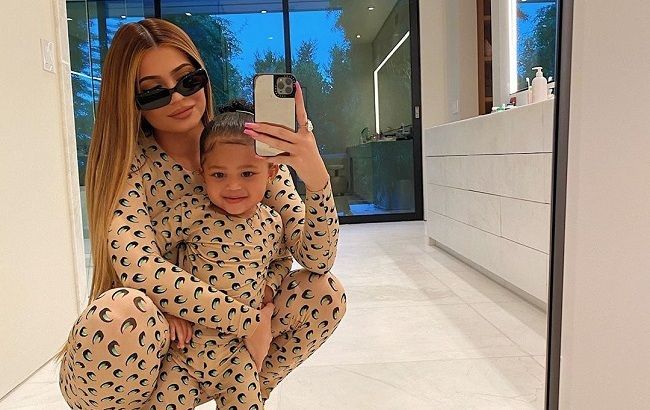 Такая большая! Кайли Дженнер умилила сеть нежным фото с подросшей дочерью