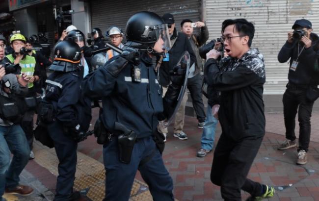 В Гонконге в ходе столкновений торговцев с полицией пострадали 48 человек