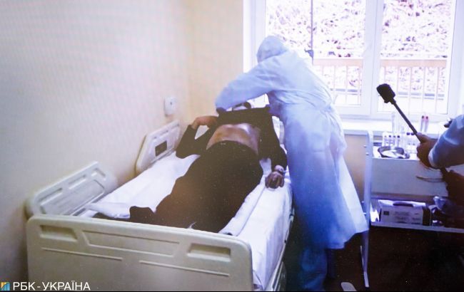 В українських лікарнях розгорнули намети для сортування заражених коронавірусом