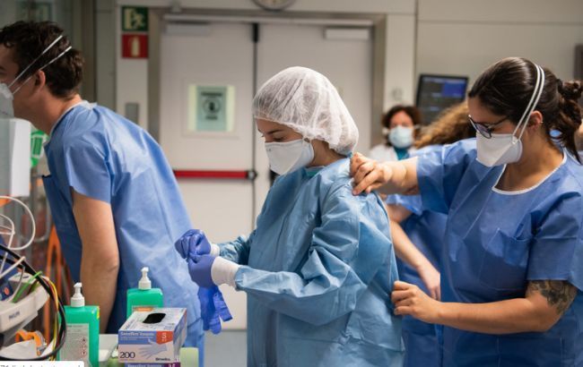 В Испании число смертей от коронавируса снижается третий день подряд