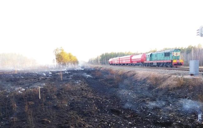 "Укрзалізниця" долучилася до гасіння лісових пожеж у Житомирській області