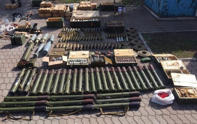 Десятки гранатометів і сотні боєприпасів: у Донецькій області виявили схованку зі зброєю