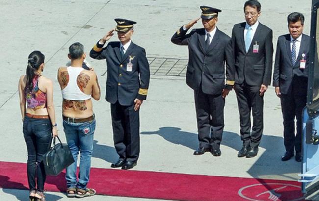 "Не королевский прикид": тайский принц в топике и висящих джинсах ошарашил немцев