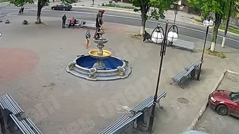 Женщина с ребенком на плечах рухнула с 3-метрового фонтана: видео ЧП под Киевом