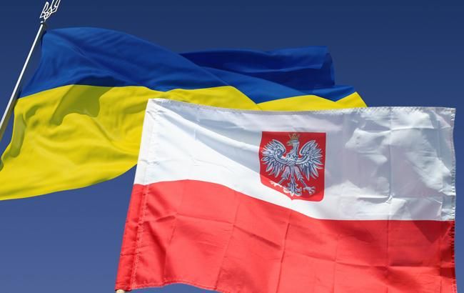 Польша начала выдавать украинцам рабочие визы
