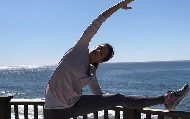 Всего 10 минут в день: Синди Кроуфорд показала универсальный комплекс для безупречной фигуры (видео)