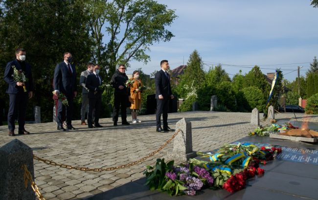 Зеленський вшанував пам'ять жертв Другої світової війни в Києві та на Закарпатті