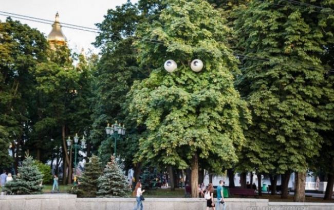 В Харькове на двоих людей упало дерево
