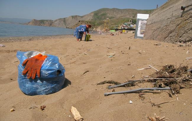 В оккупированном Крыму на уборку пляжей согнали школьников
