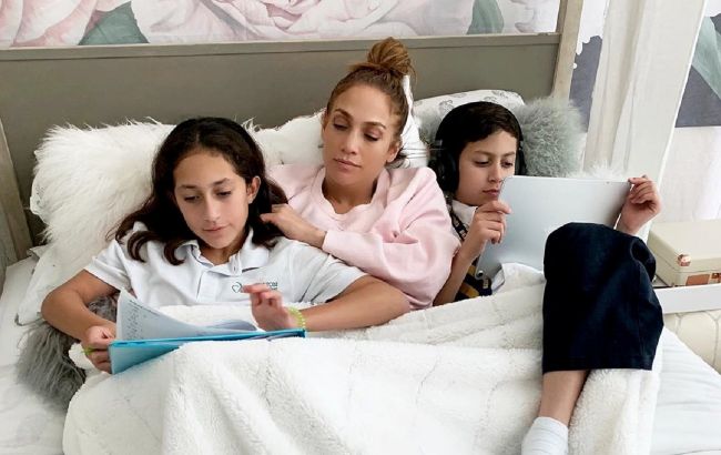 Мамина гордость: Дженнифер Лопес удивила сеть писательским талантом 12-летней дочери