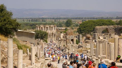 Турция ослабит карантинные ограничения для прибывающих граждан