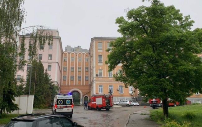 У Києві через пожежу евакуювали людей з лікарні, в яку доставляють хворих COVID-19