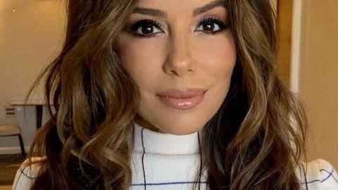 45-летняя Ева Лонгория в соблазнительном платье-рубашке восхитила точеной фигурой