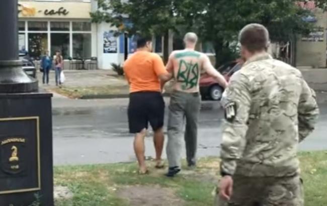 Поклоннику "русского мира" в Лисичанске нарисовали тризубец на спине