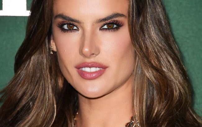 В леопардовом мини-комбинезоне: Алессандра Амбросио соблазняет стройными ногами в откровенном наряде