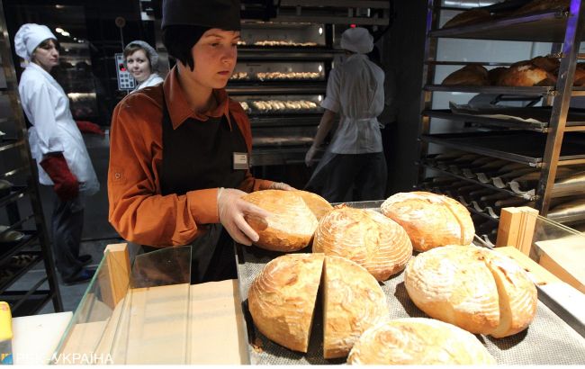 Хлеб с железом и просроченные продукты: что продают украинцам во время карантина