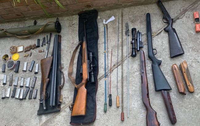 Гранатомет, карабін та пістолети: у мешканця Дніпра знайшли арсенал
