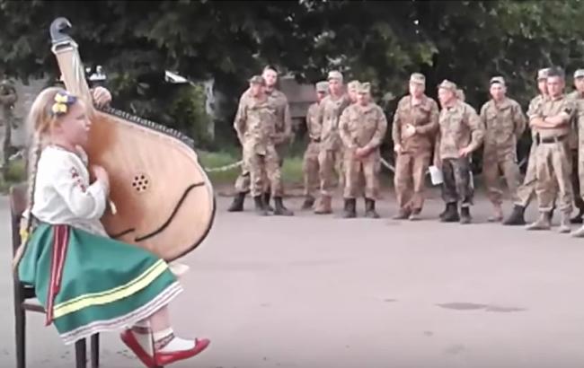 "Вставайте боронити Україну": девочка расплакалась, читая стихи бойцам ВСУ